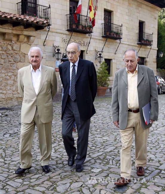 $!El mexicano Carlos Fuentes, el portugués José Saramago y el español Juan Goytisolo pasean por las calles de Santillana del Mar, Cantabria) en junio de 2007.