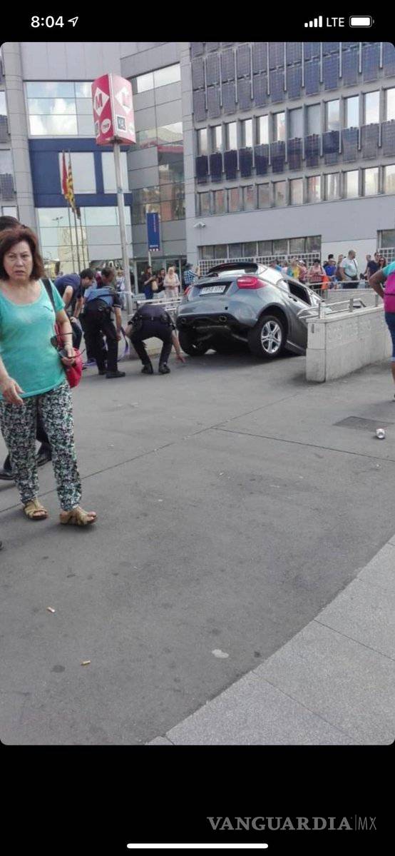 $!Conductora metió su auto al Metro, confundió la entrada con estacionamiento