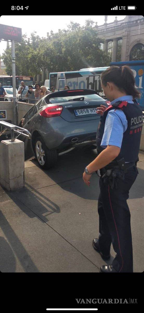 $!Conductora metió su auto al Metro, confundió la entrada con estacionamiento
