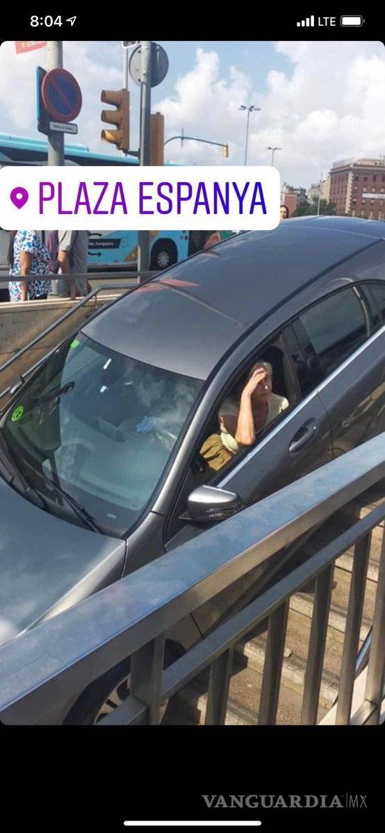 $!Conductora metió su auto al Metro, confundió la entrada con estacionamiento