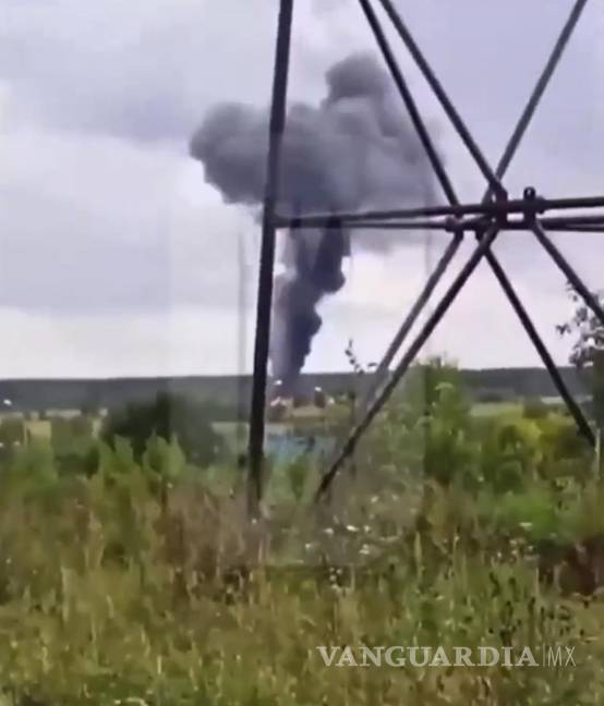 $!En esta imagen tomada de un vídeo publicado por Ostorozhno Novost se muestra el lugar del accidente de un jet privado cerca de la aldea de Kuzhenkino.