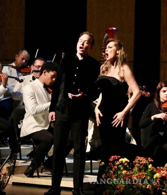 $!El tenor estadounidense Stephen Costello y la soprano letona Kristine Opolais, deleitaron al público saltillense en el Teatro de la Ciudad.