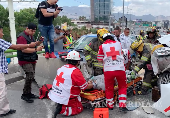 $!Paramédicos de la Cruz Roja socorrieron a los lesionados.