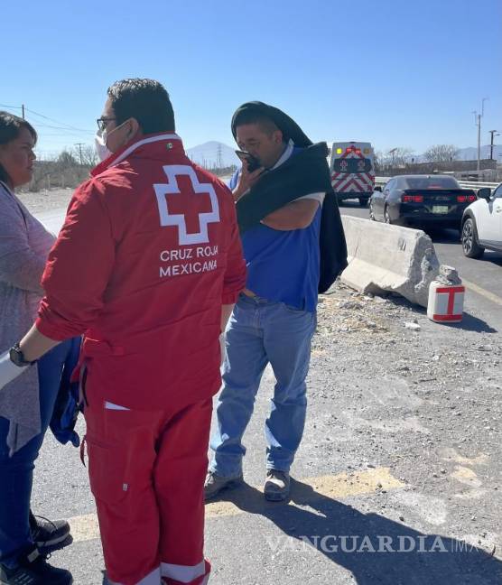 $!El impacto fue tan potente que por poco vuelca al tractocamión, ya que lo arrastró por carretera.