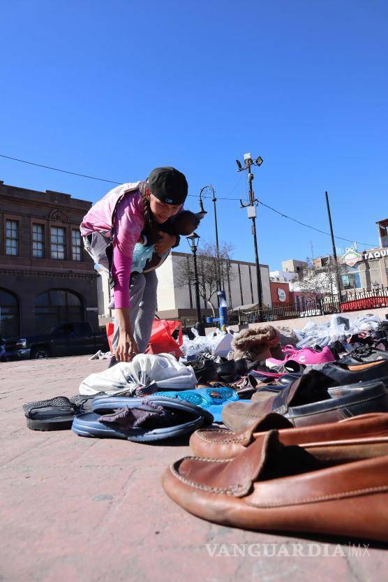 $!Voluntarios extienden miles de zapatos en la Plaza Manuel Acuña, despertando la semilla de la solidaridad en la comunidad.