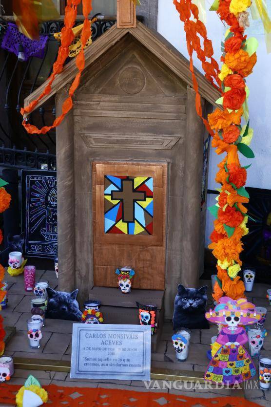 $!La Librería del Fondo de Cultura Económica Carlos Monsiváis también incluye un altar para mascotas, integrando a niñas y niños en la tradición, promoviendo la empatía y la valoración de los animales como parte de la familia.