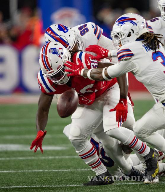 $!Rhamondre Stevenson de los New England Patriots pierde el balón contra los Buffalo Bills durante la primera mitad en el Gillette Stadium en Foxborough.