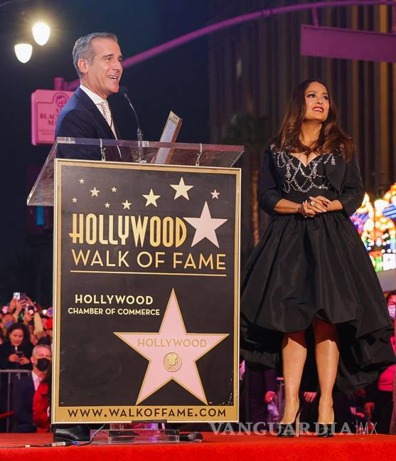 $!Eric Garcetti, alcalde de Los Ángeles, pronuncia unas palabras en nombre de la actriz Salma Hayek antes de recibir la estrella en el Paseo de la Fama en Hollywood (EU). EFE/Phillip Kim