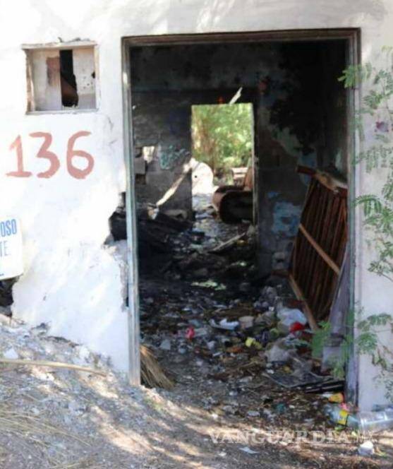 $!El interior de la casa quedó con basura y escombros acumulados tras el incendio que, según vecinos, fue provocado presuntamente por una persona que ingresó al inmueble.