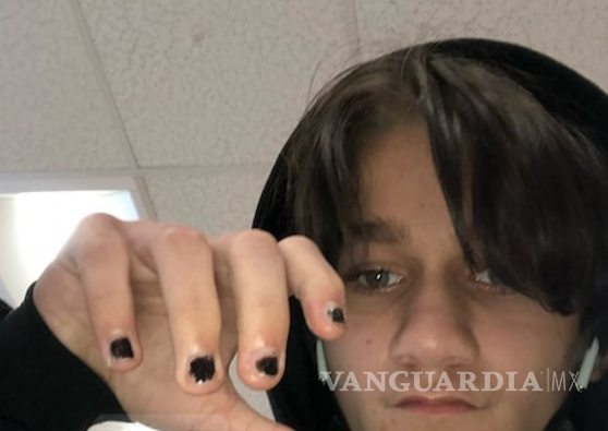 $!El joven mandó una foto de sus uñas a la plataforma de espectáculos, TMZ, mostrando su barniz negro por el cual Mayweather rechazó la selfie.