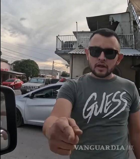 $!Molesto, el imprudente joven pidió que se borrara el video.