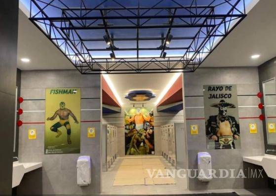 $!Lucha libre decora los nuevos baños del aeropuerto de Santa Lucía... con un pequeño error