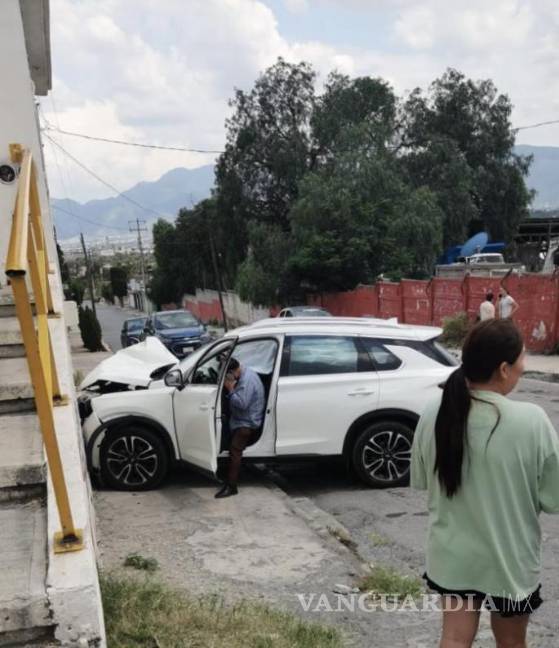 $!La imprudencia al volante provocó afectaciones a un vehículo estacionado, mobiliario urbano y un negocio.