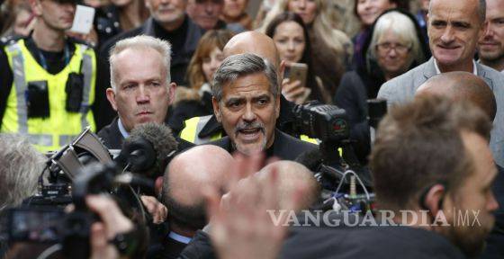 $!George Clooney visita un café solidario