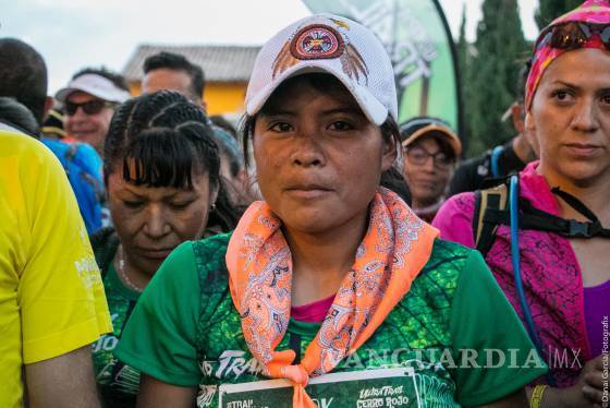 $!Con sandalias y falda, sin equipo deportivo... mujer tarahumara gana maratón de 50 km en México