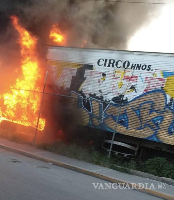 Incendio consume caja de tráiler en la Vista Hermosa, en Saltillo