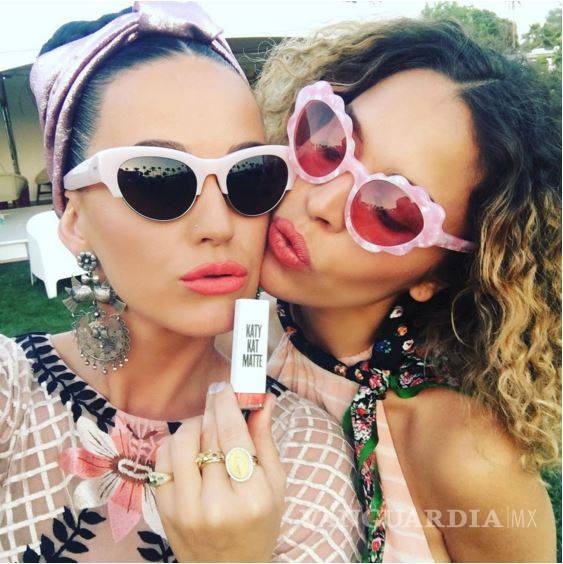 $!Famosos llegan a Coachella: Chécate sus looks