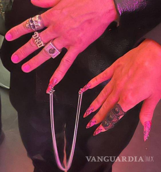$!Machine Gun Kelly y Megan Fox unieron sus meñiques con una cadena para la fiesta del lanzamiento de un esmalte de uñas.