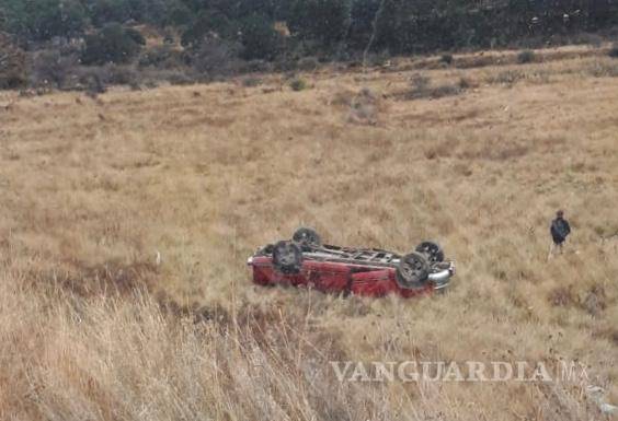 Conductor sufre volcadura por ir a exceso de velocidad en Los Lirios