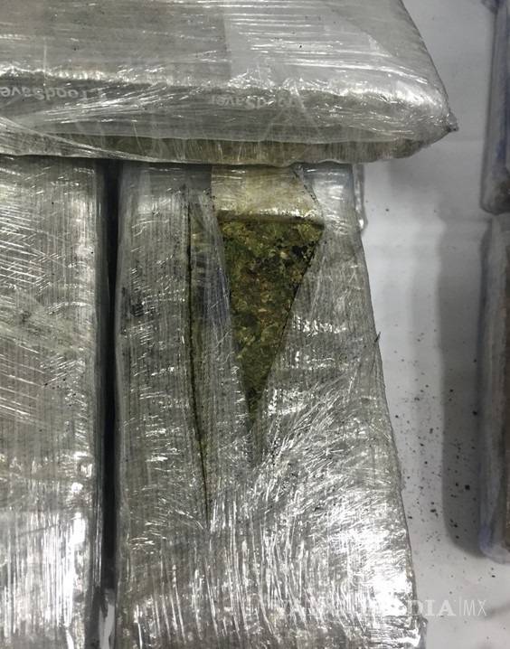$!Hallan mariguana escondida en mesas rústicas en Monterrey