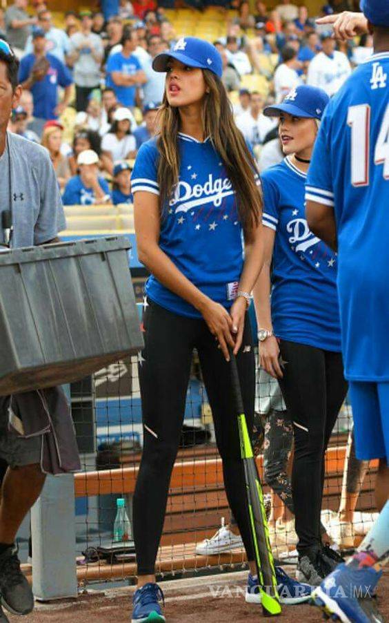 $!Eiza González es la fan número uno de Dodgers