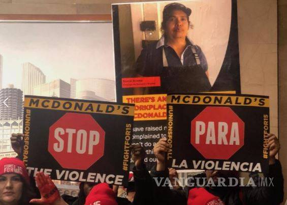 $!Protestan trabajadores de McDonalds en Chicago contra violencia que viven en tiendas