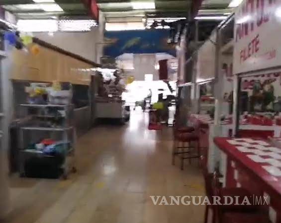 $!En Torreón no dejan sacar mercancías a locatarios del mercado Juárez