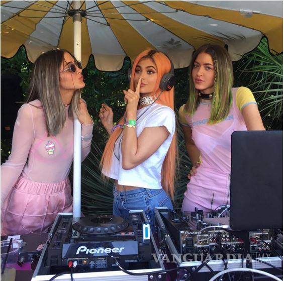 $!Famosos llegan a Coachella: Chécate sus looks