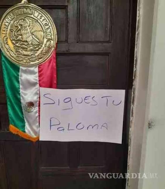 $!‘Sigues tú, Paloma’: Amenazan de muerte a la alcaldesa de Acayucan, Rosalba Rodríguez, con mensaje en el Palacio Municipal