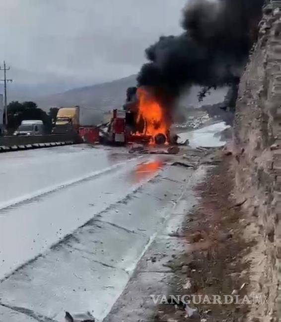 $!Otro accidente en Los Chorros, tráiler en llamas