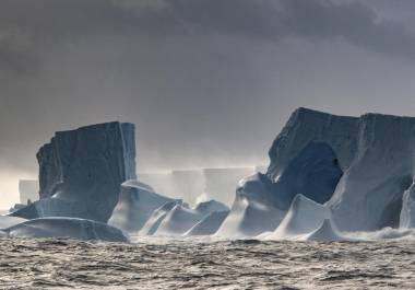 El iceberg está girando cerca de las islas Orcadas del Sur, a unos 603 kilómetros al noreste de la península antártica.