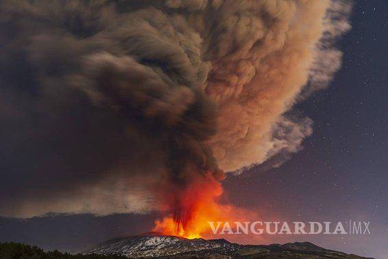 $!Las impresionantes imágenes de la erupción del volcán Etna en Italia
