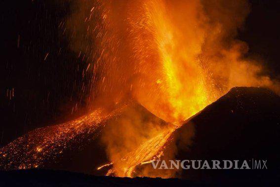 $!Las impresionantes imágenes de la erupción del volcán Etna en Italia