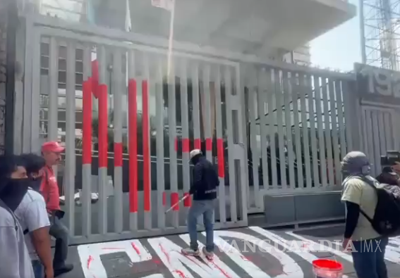 $!Padres de familia de los 43 de Ayotzinapa en su protesta frente a CNDH