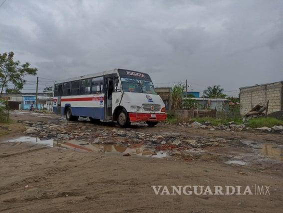 $!Vecinos aseguran que sólo pasa un autobús por la colonia.