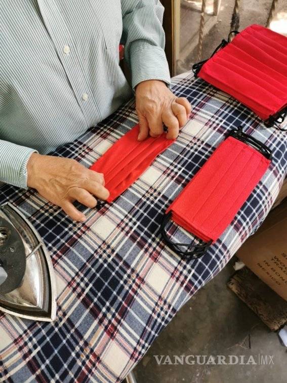 $!Artista hace tapabocas para trabajadores de la economía informal