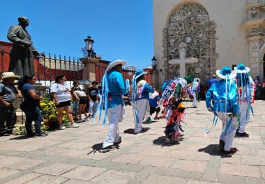 El atrio de la Catedral vibró con las decenas de danzas que acudieron a venerar al Santo Cristo de la Capilla.