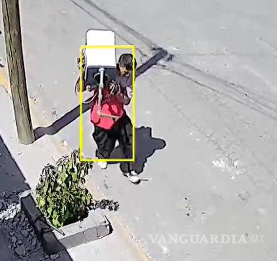 Captan a dos sujetos robando en vivienda de la colonia La Palma, en Saltillo