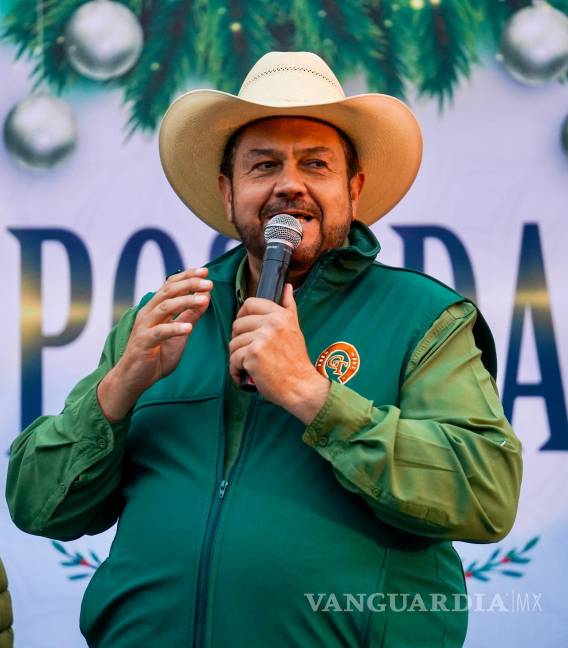 $!En la Plaza Colosio, vecinas y vecinos de Manantiales del Valle recibieron apoyos invernales por parte del alcalde.