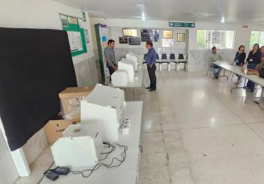 Una falla eléctrica provocó daños en dos computadoras de la casilla especial instalada en el Hospital Ixtlero de Ramos Arizpe.