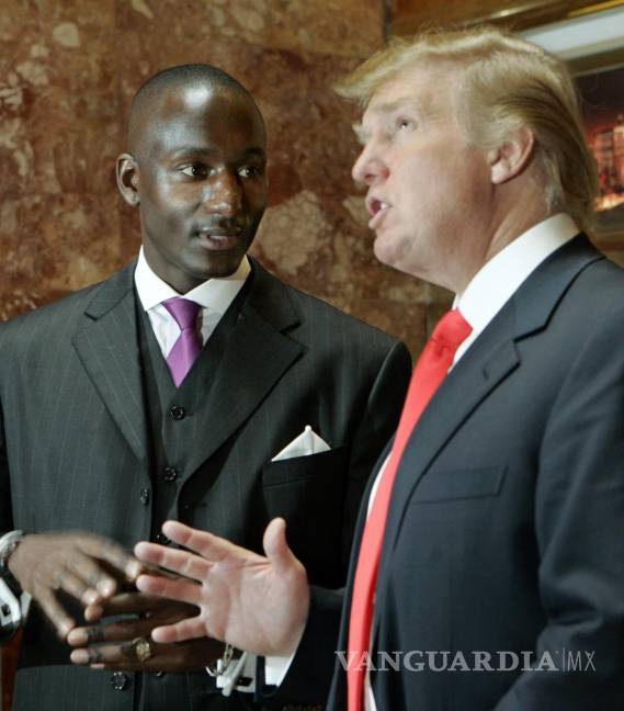 $!Donald Trump, derecha, habla con Randal Pinkett, izquierda, el ganador de la cuarta temporada del reality de Trump The Apprentice.