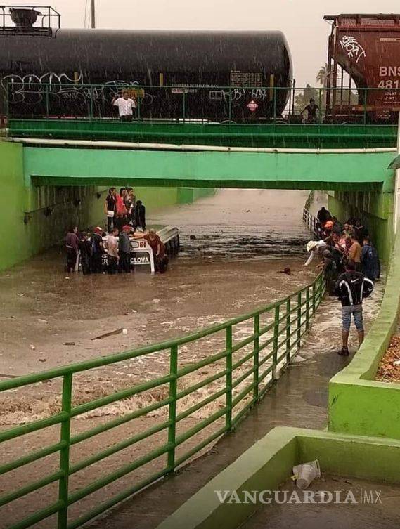 $!Pasajeros en Frontera viven momentos de angustia y terror ¡Se salvan de morir ahogados!