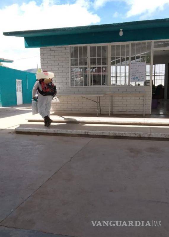 $!Personal de la Secretaría de Salud acudió al plantel para realizar labores de fumigación.