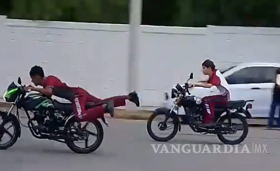$!El caso de jóvenes realizando “carreras” en motocicleta afuera del CBTis 97 generó preocupación.