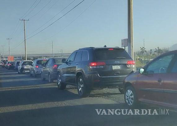 $!Vehículos formando largas filas --de hasta 40 autos--, en la salida de Misión Cerritos hacia la carretera 57, un embotellamiento cotidiano para los vecinos.