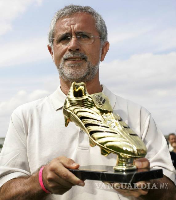 $!En esta fotografía de archivo del jueves 29 de junio de 2006, el ex futbolista alemán Gerd Mueller presenta el Trofeo Bota de Oro a los medios de comunicación en el “adidas World of Football” en Berlín. AP/Franka Bruns