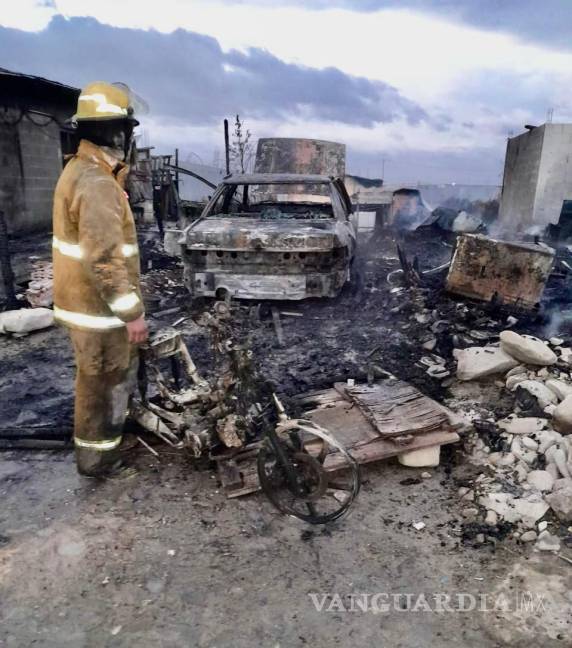 $!El desgarrador incendio arrasó con los tejabanes en Ramos Arizpe, y aunque no hubo lesionados, sí cuantiosas pérdidas.