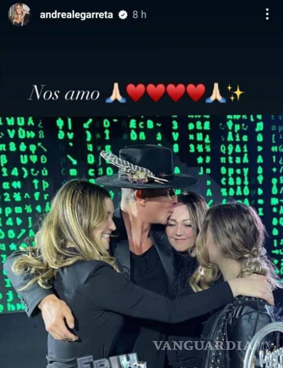 $!Andrea Legarreta publicó una foto con su familia fundida en un abrazo.