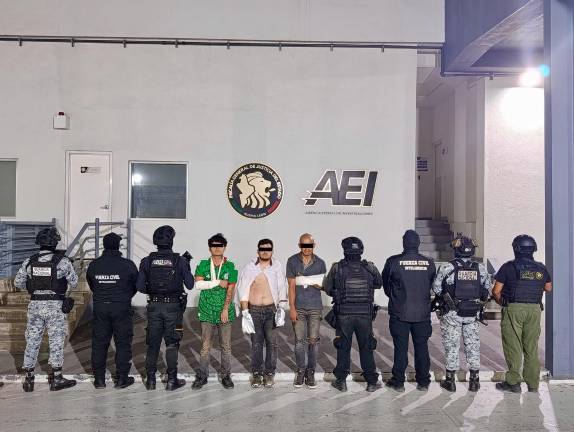 A través de un operativo ejecutado por autoridades estatales y federales se logró desarticular una banda dedicada al robo de vehículos en Nuevo León.