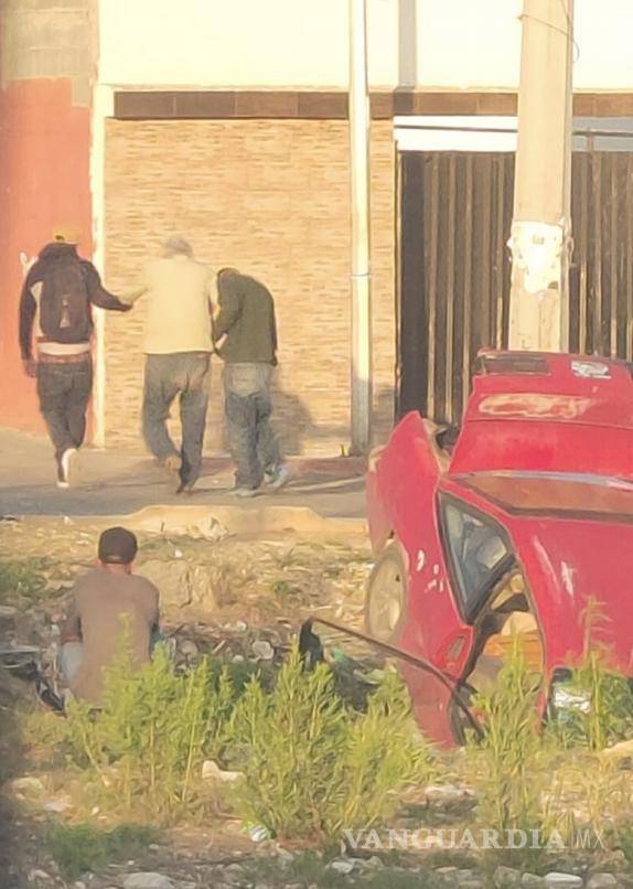 $!Más tarde se aproximaron familiares del conductor, quienes se hicieron cargo de llevarlo a su domicilio para su recuperación.